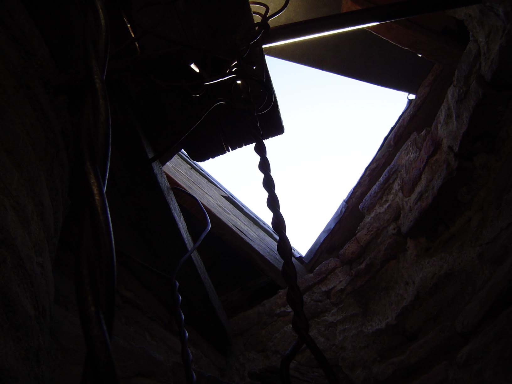 At the top of the minaret: metal plates.