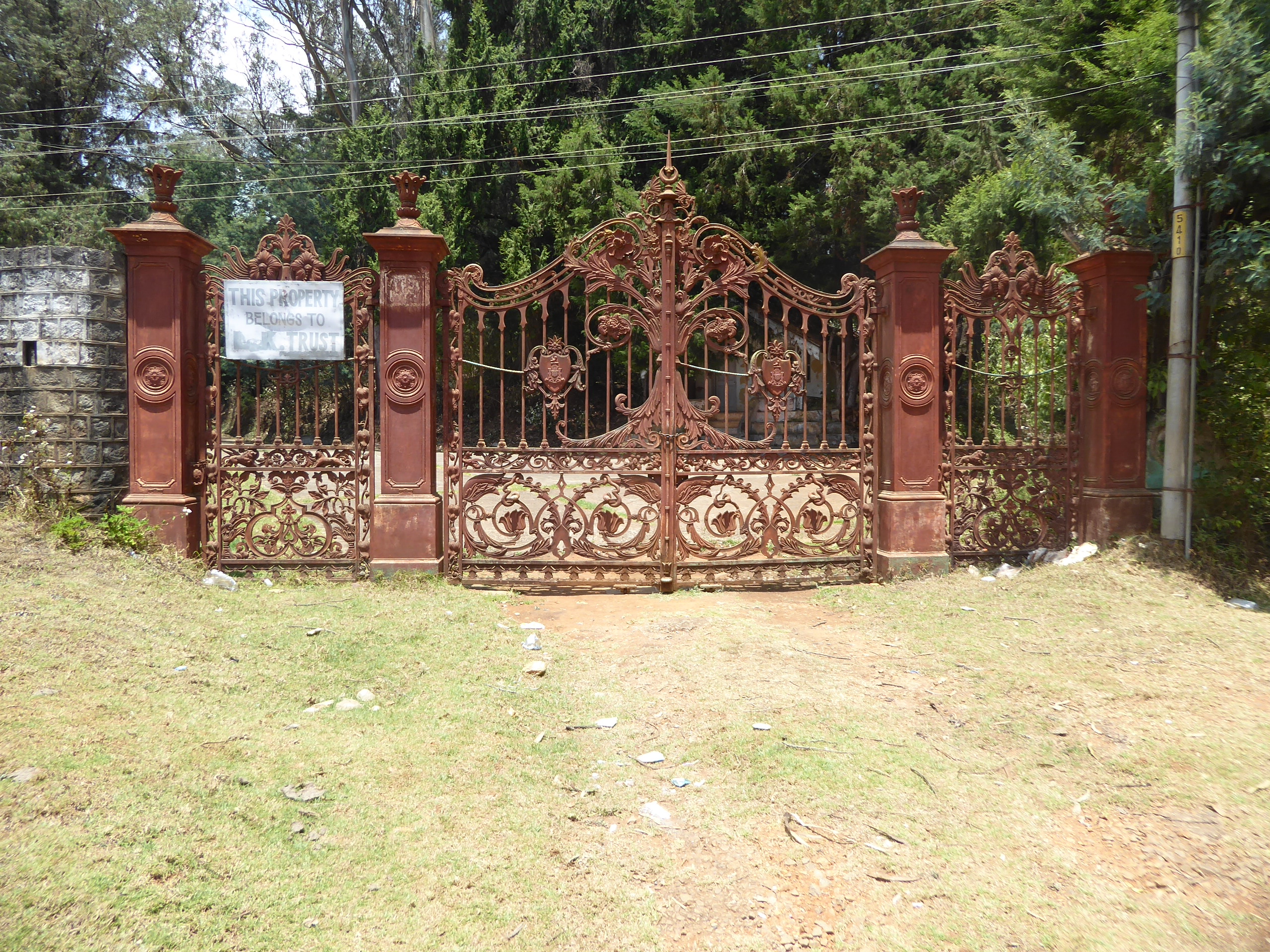 The gate does make it look pretty important, and it turns out that this place was the summer residence of the Nizam of Hyderabad. You can't