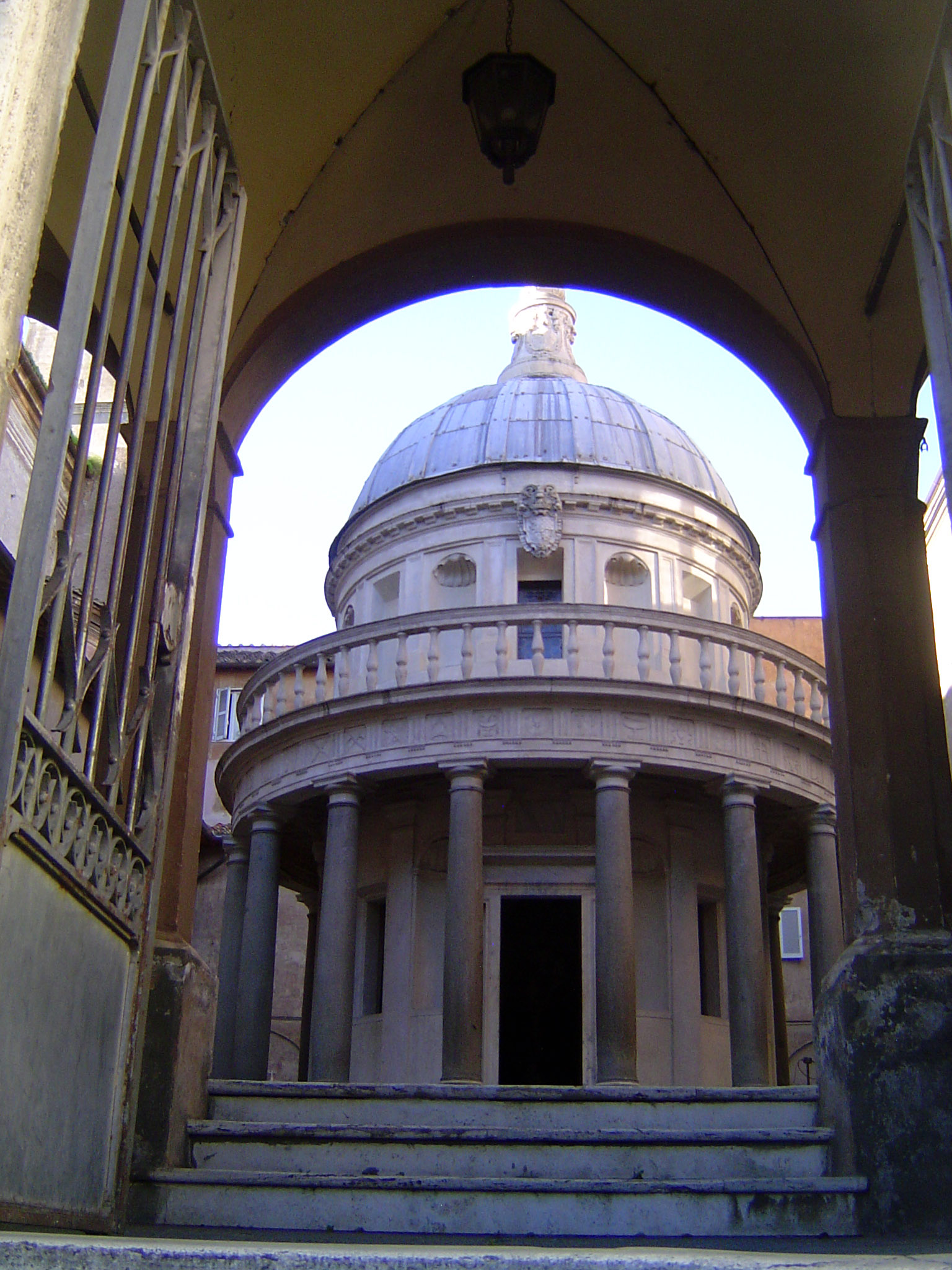 Bingo! Bramante's famous Tempietto, or little temple. Keith Miller, who came here because he was looking for the architectural roots of St.