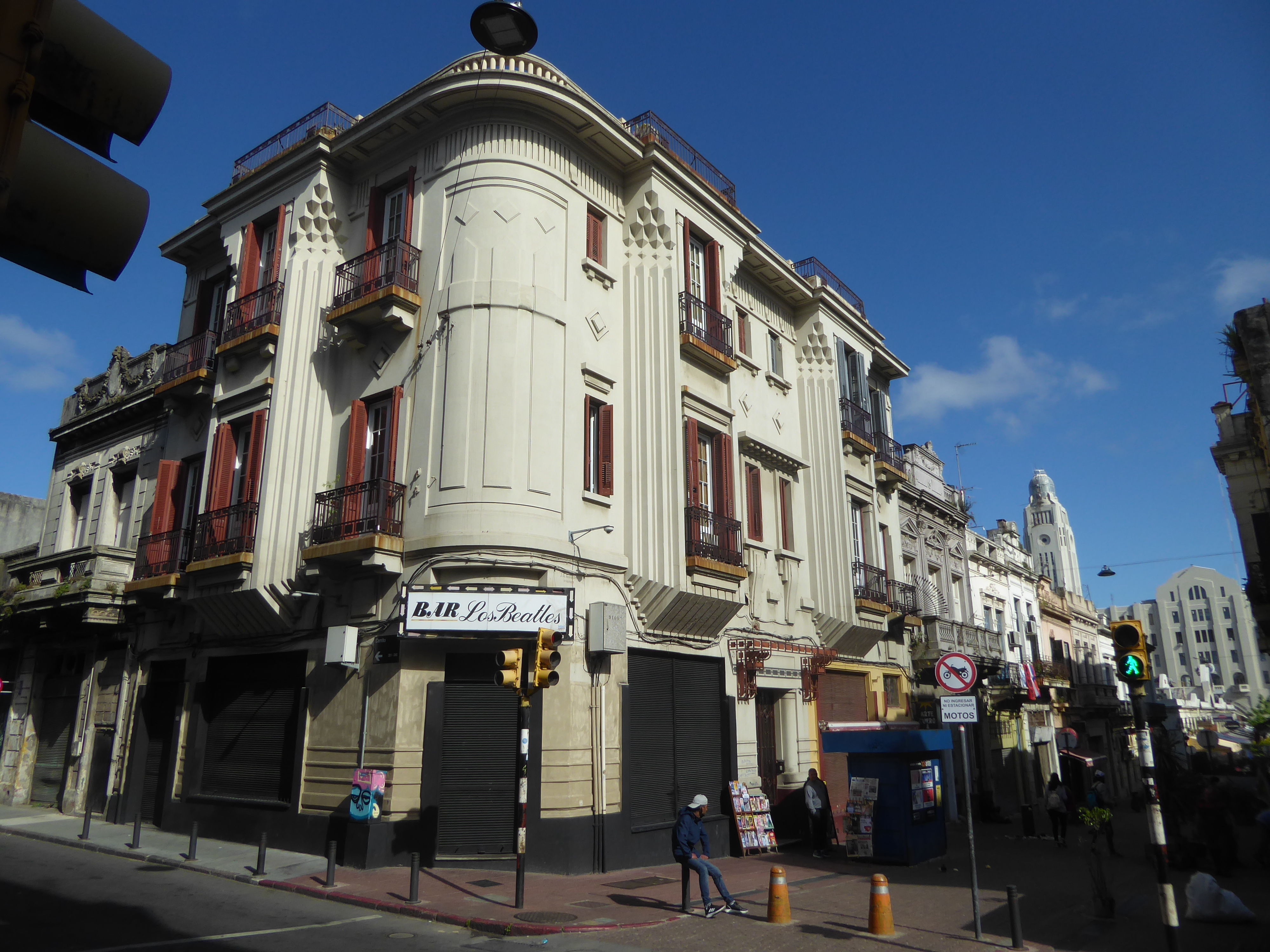 At the Bar Los Beatles, still on Perez Castellanos, the rectitude of the Belle Époque has yielded to a touch of Deco.