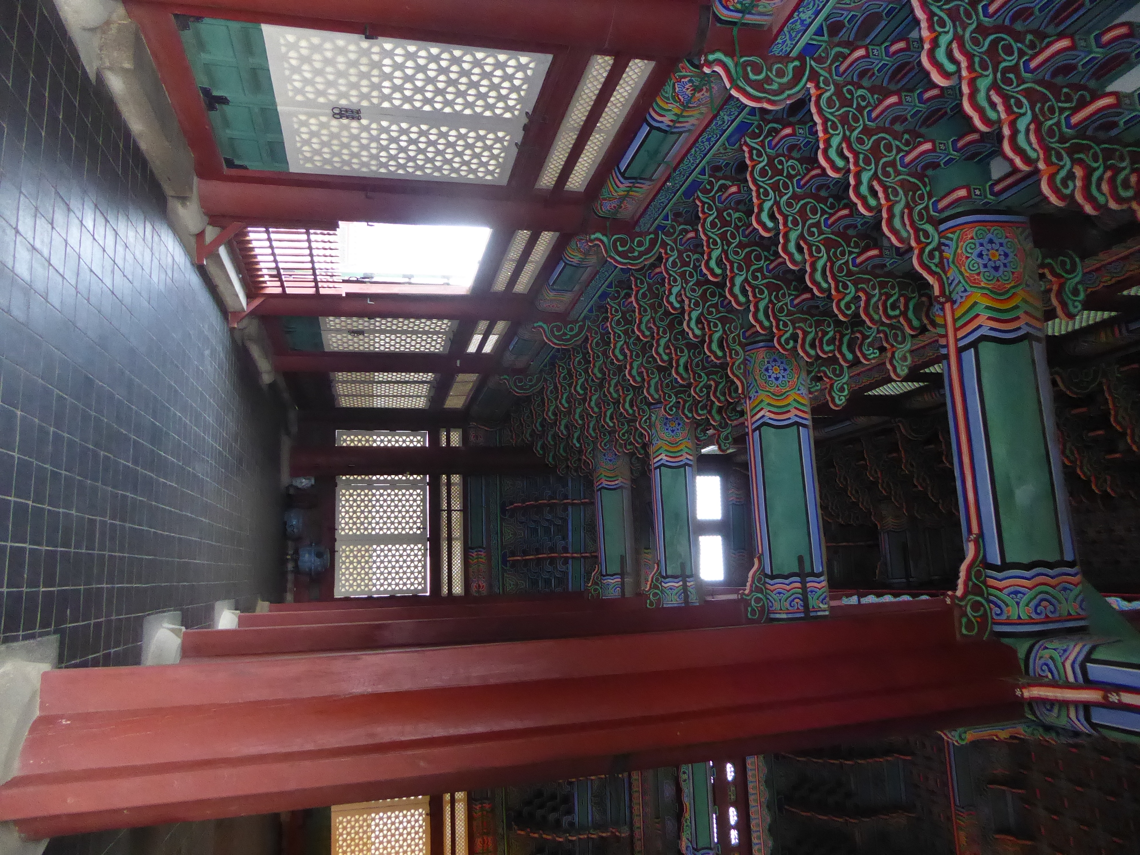The room seen from the side to show bracketing.