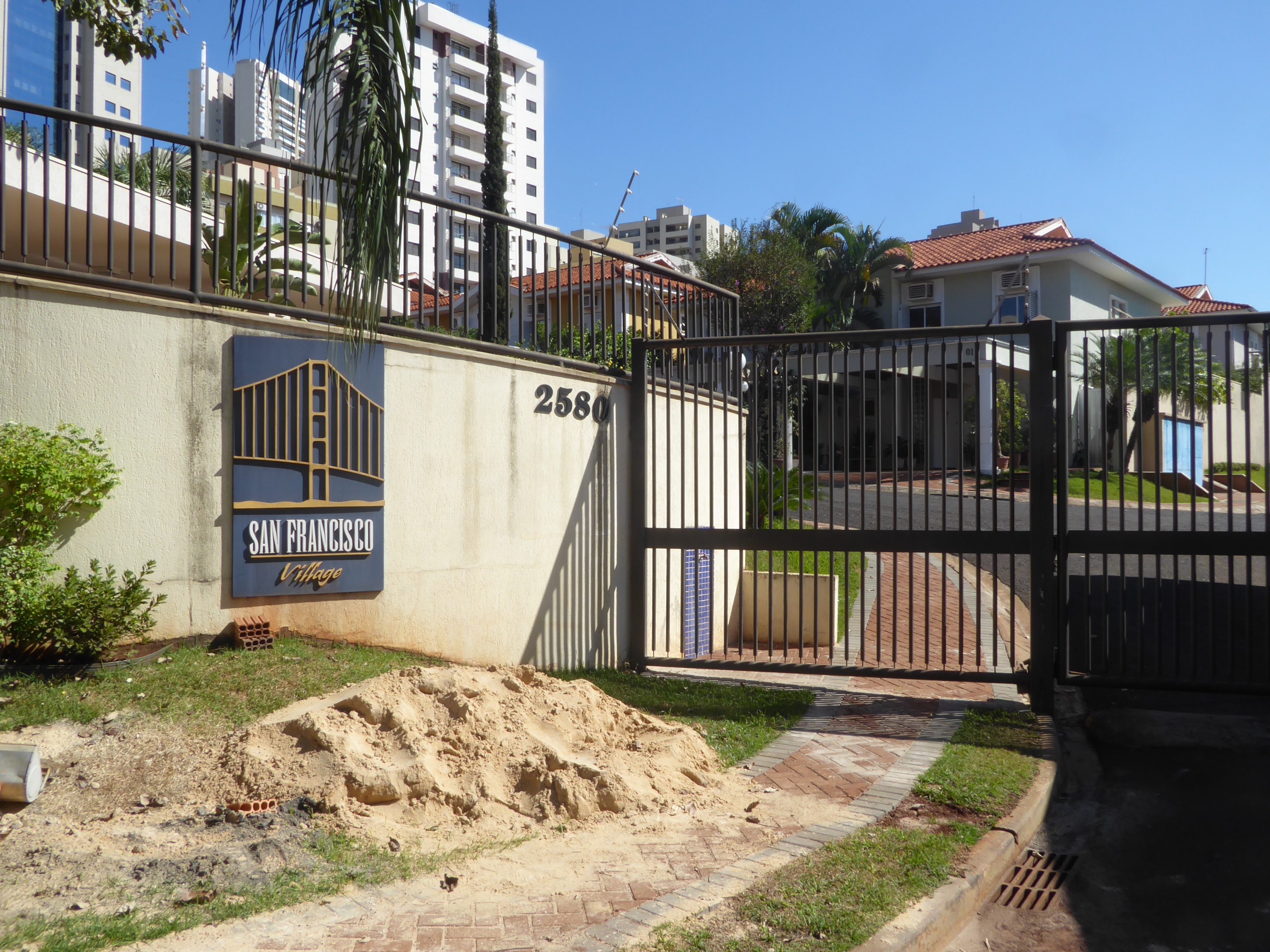 Ribeirão Preto advertises itself as Brazil's California, and this developer picked up the idea and ran with it.