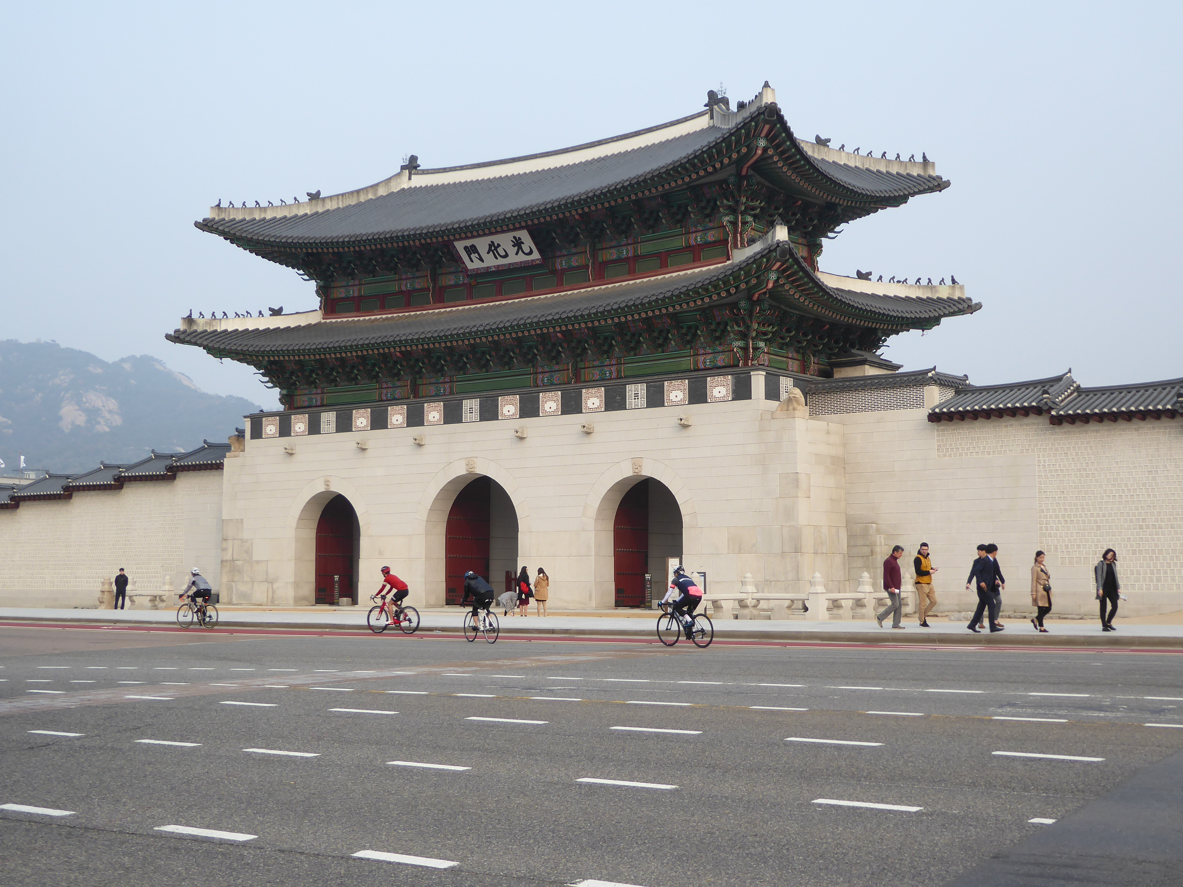 Here's the western end of that street, Yulgok-ro, at the north end of Gwanghwamun Plaza. The structure here is Gwanghwamun itself, the south