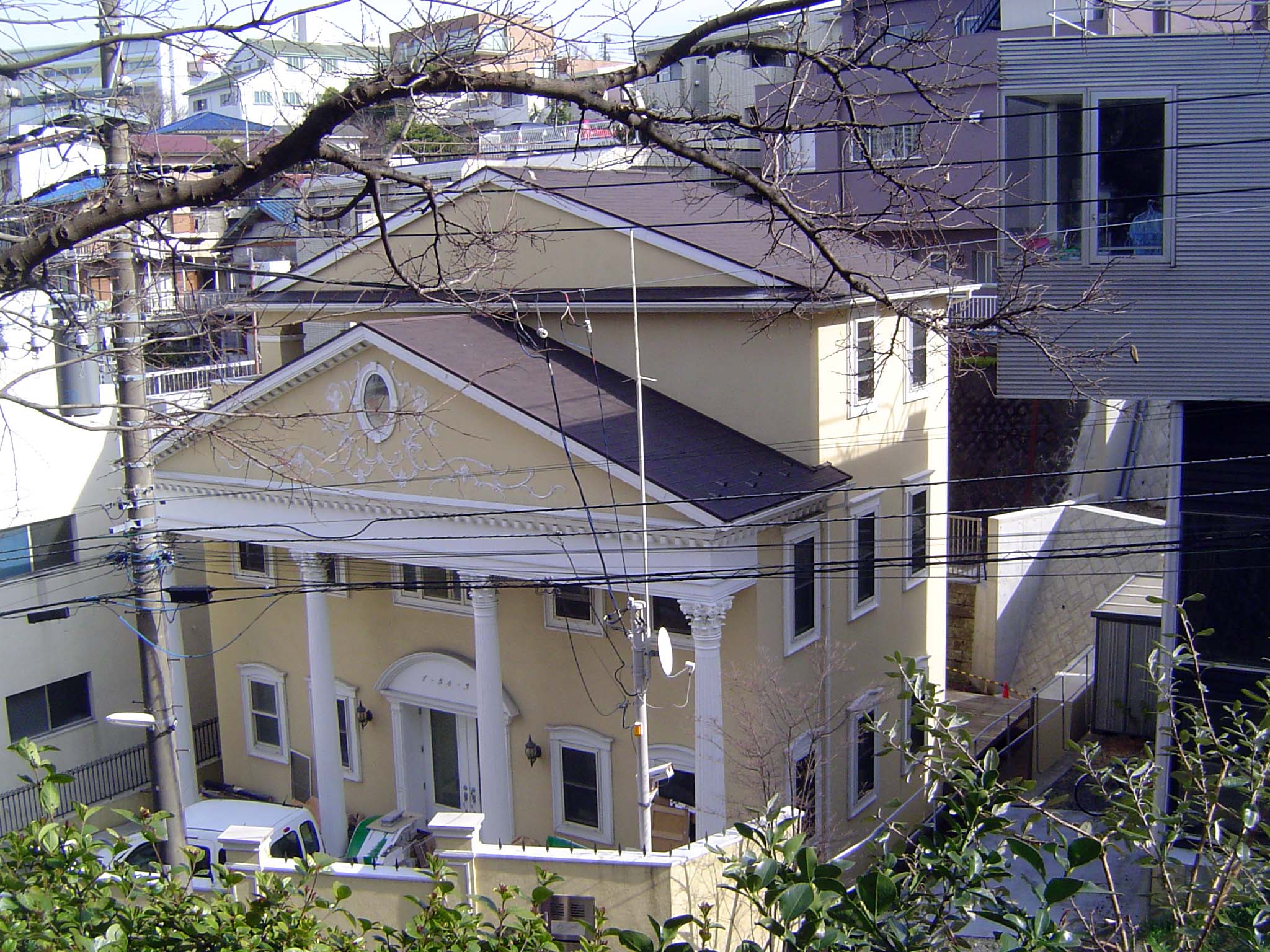 What's this? Strange foreign ways! Is it "house as facade" or "facade as house"?