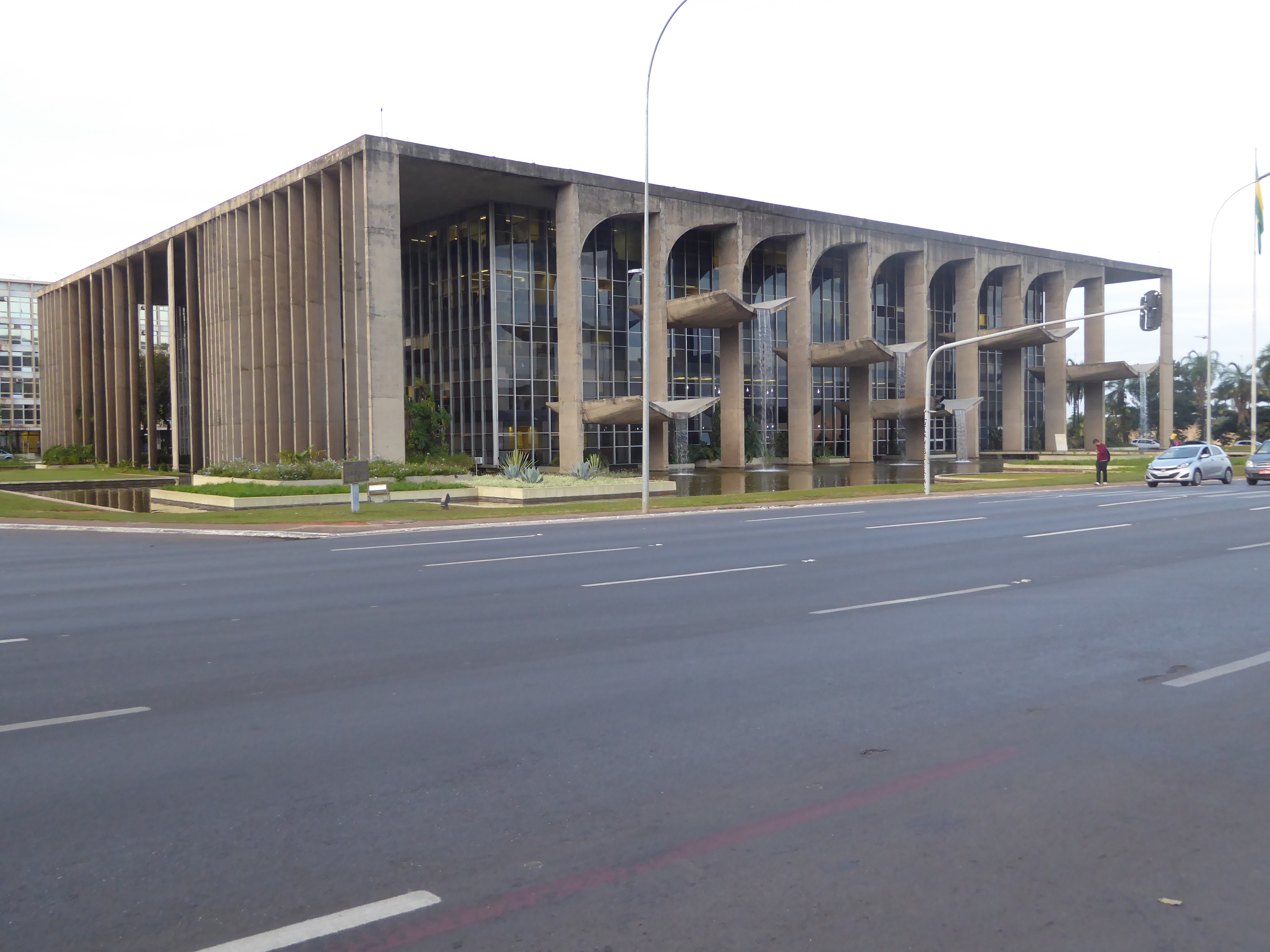 The Ministry of Justice. The waterfalls were added by Niemeyer in the 1980s. An architectural critic for The New York Times called them "whi