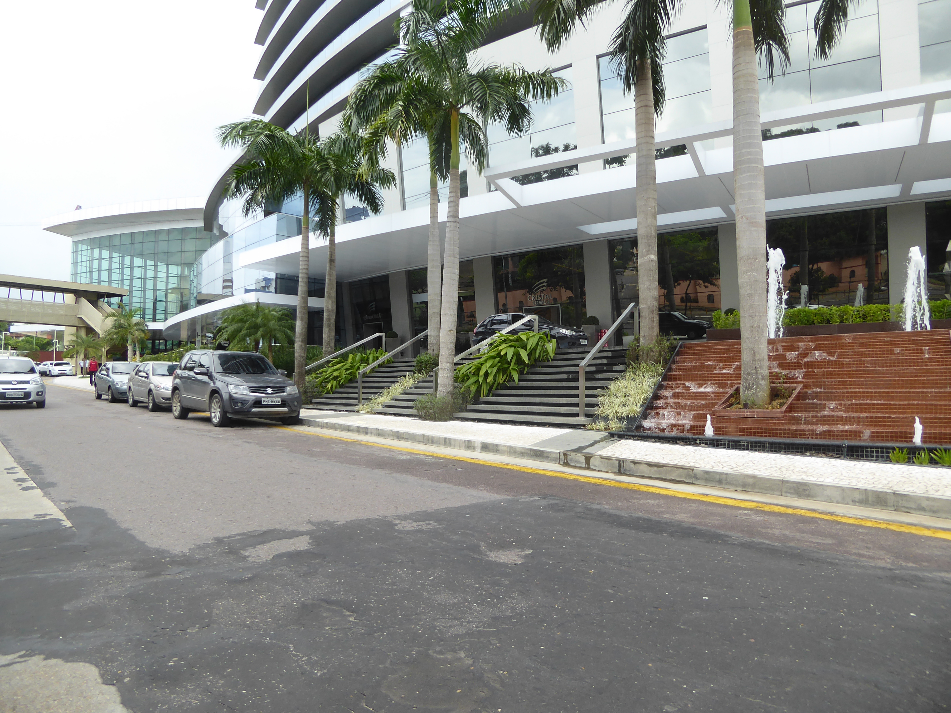 People with more money live farther inland, especially in the neighborhood called Adrianopolis with its Galeria Cristal. It boasts a Carrefo