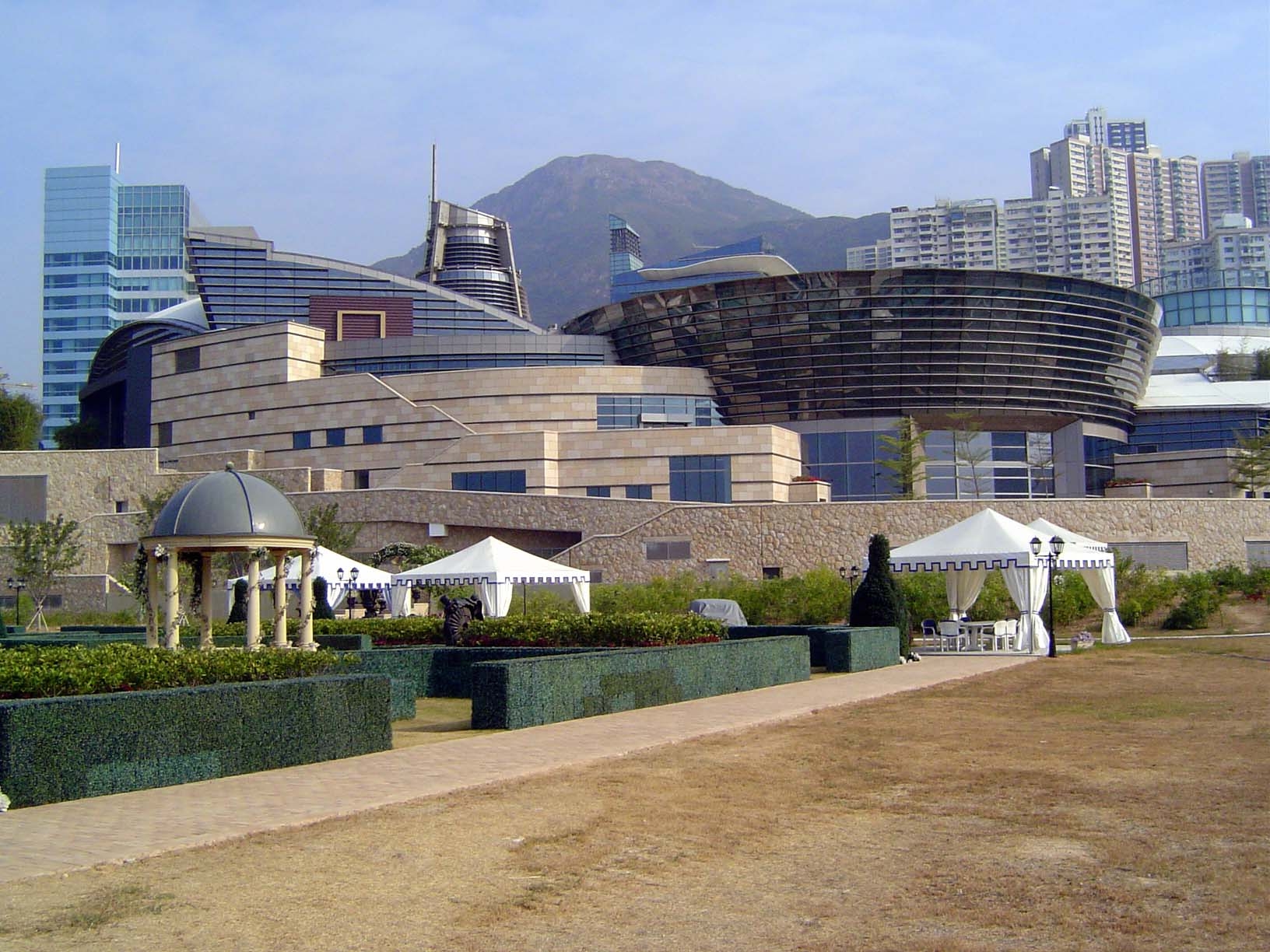 Around on the west side of the island, at Telegraph Bay, is Cyberport, owned by the Hong Kong Special Administrative Region. The project was