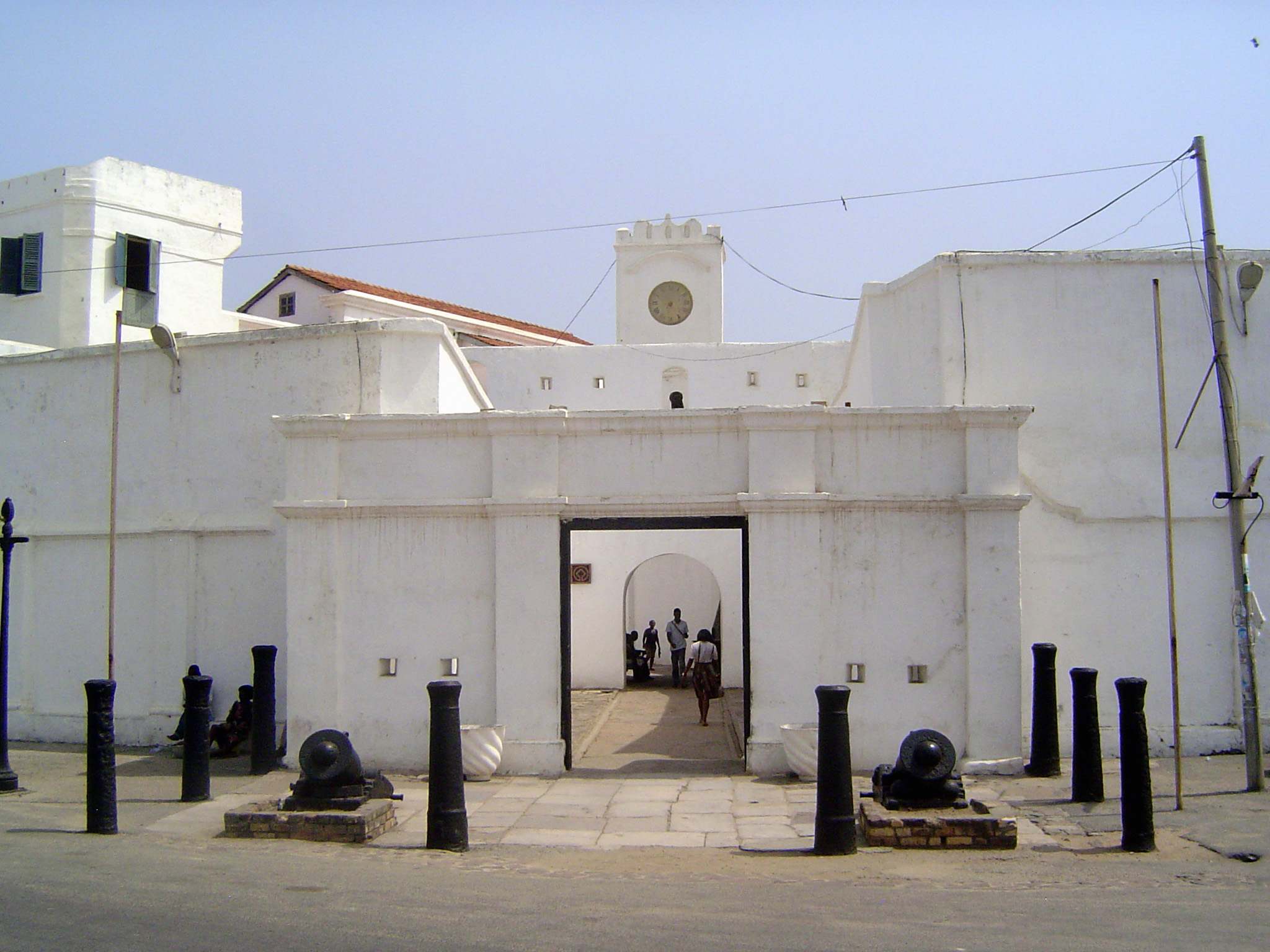 Landward entrance, with cannon reduced to bollards.