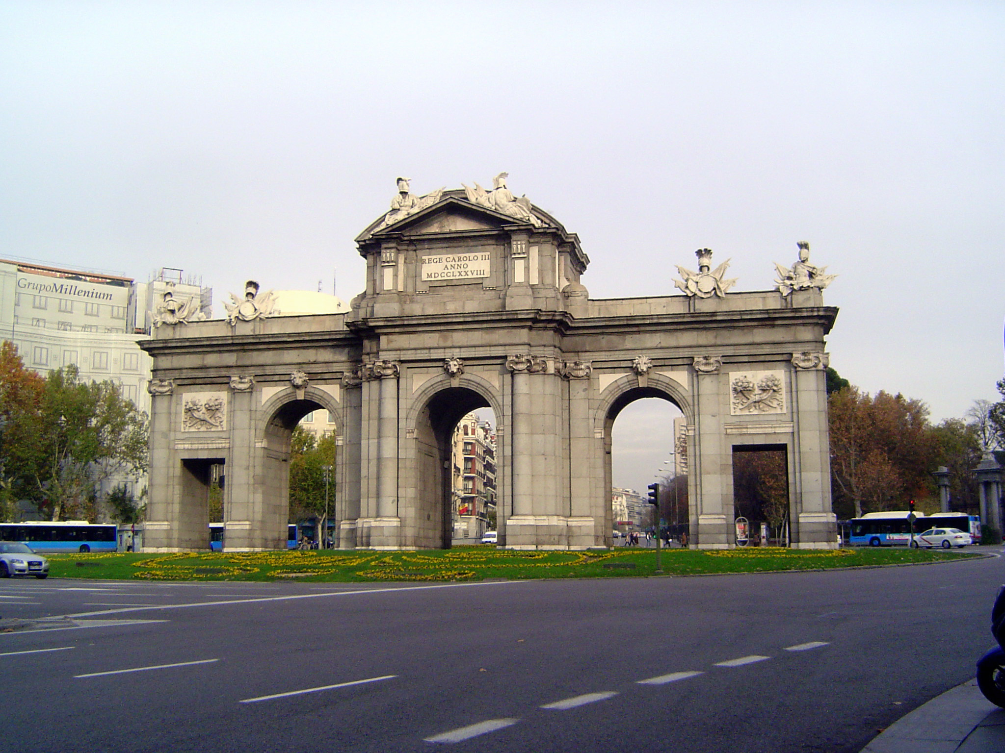 Two hundred meters farther up Alcala, this is the Puerta de la Independencia, completed in 1778 by Francisco de Sabatini, the same who two y