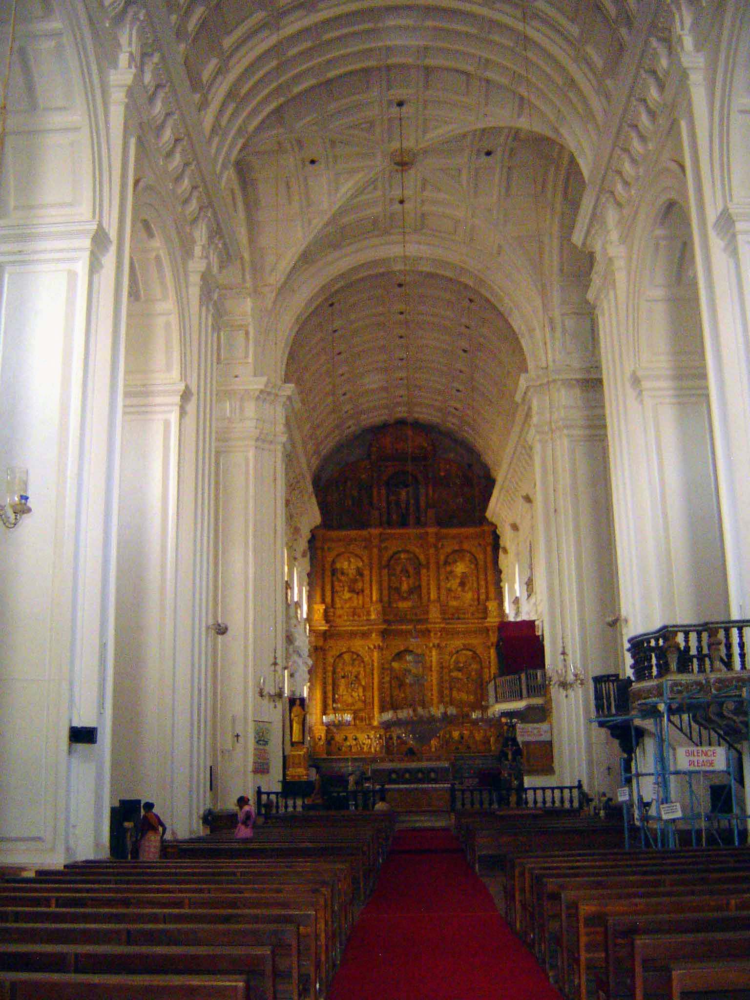 The cathedral was begun by an unknown architect who modeled his work on the cathedral at Leiria. Most of the work, however, was done under t