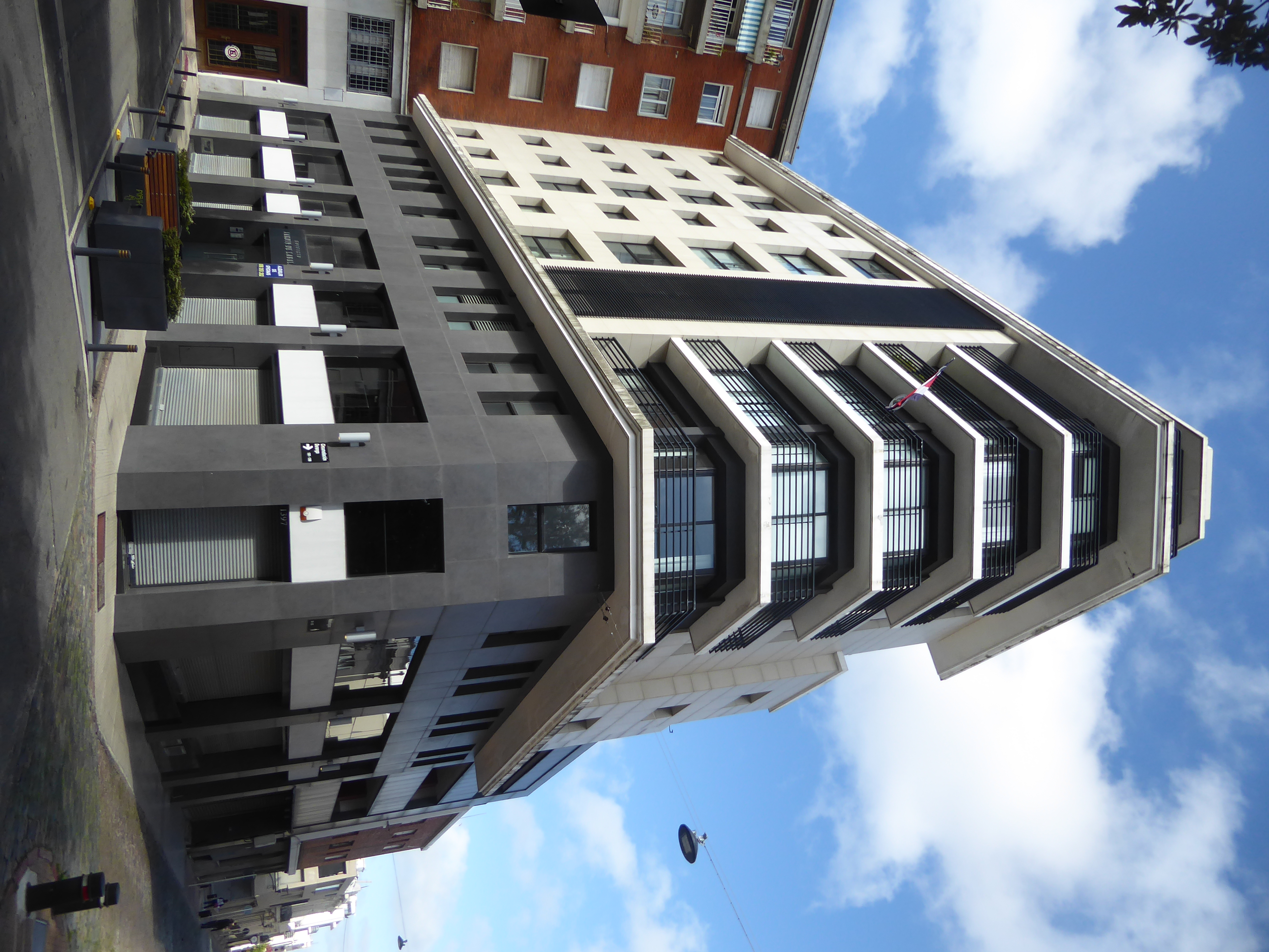 Here's why I don't: it's the Edificio Jardin de Zabala, an office building across the street. I don't like it any better than 1952's bunker,