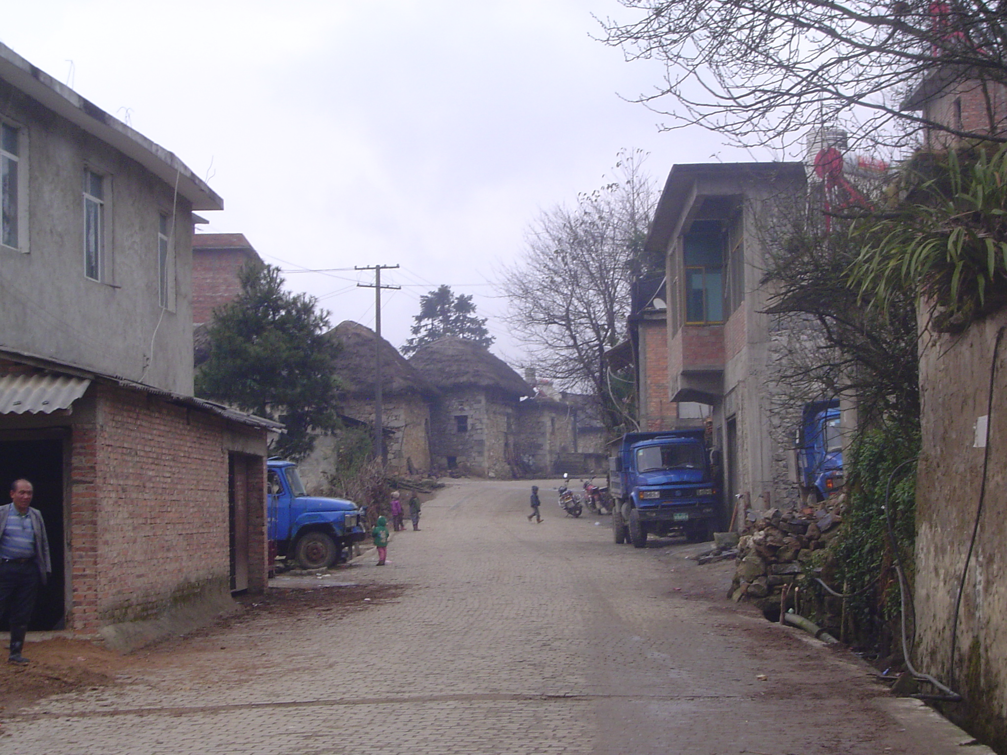 One traditional village is said to survive. It's Azheke, with characteristic "mushroom" houses. To get to it we go along a main road linking