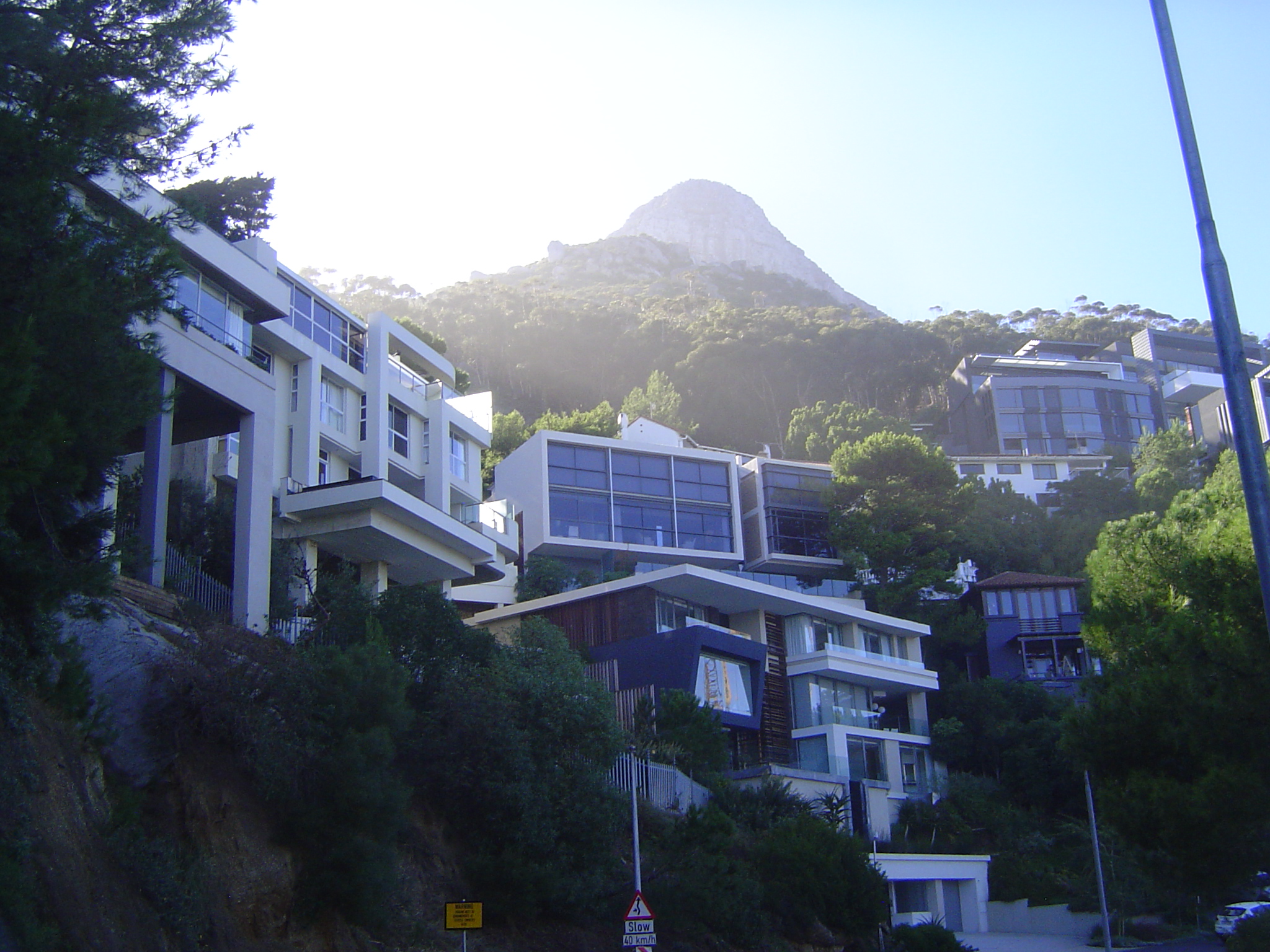 The city is only a few minutes' away now via Kloof Road, and it has grand views of mountains and sea. Think you're in Southern California?