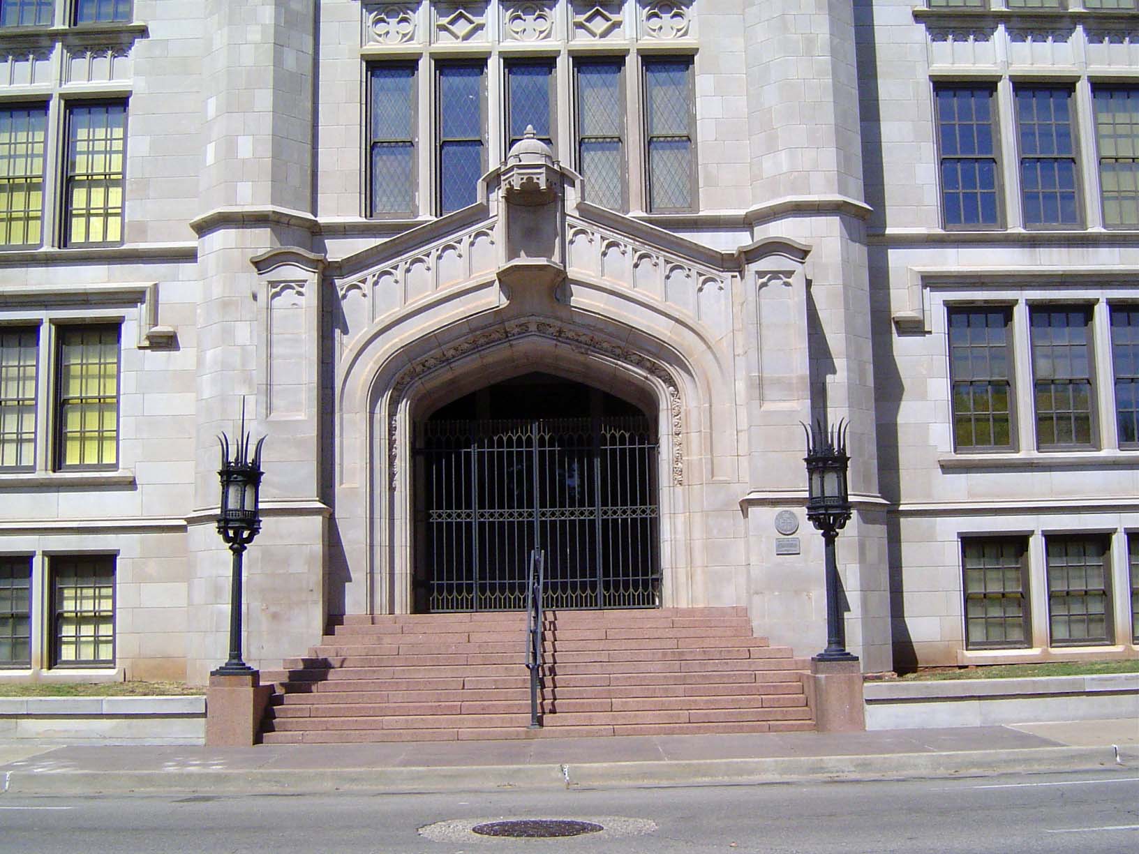 Entrance detail of what became One Bell Central. People move on, however, and in 2005 Oklahoma Farmers' Union Mutual Insurance bought the bu