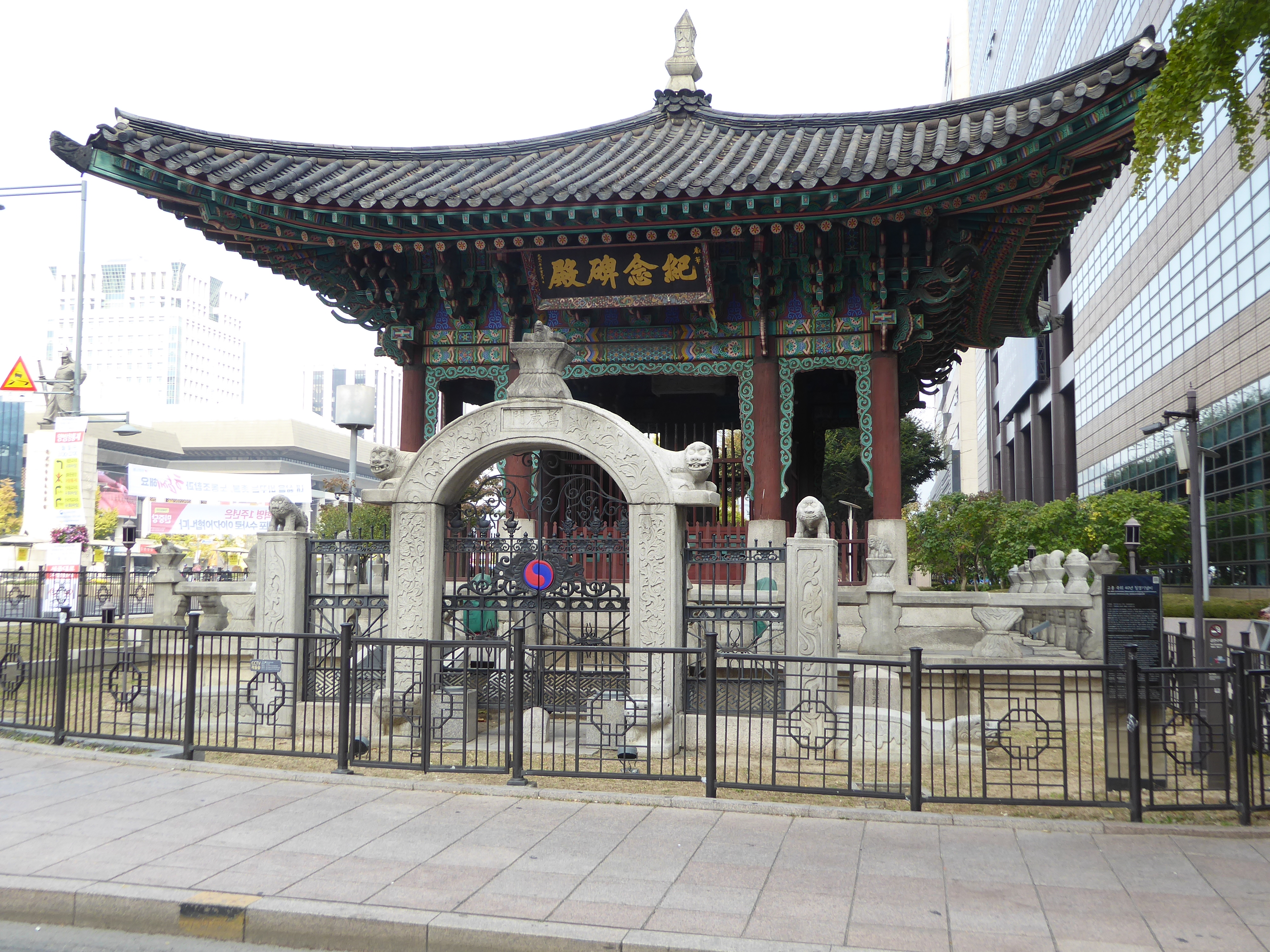 That's the admiral again at the far left. Over here, at the edge of the plaza is a memorial column almost hidden in a protective housing. Th