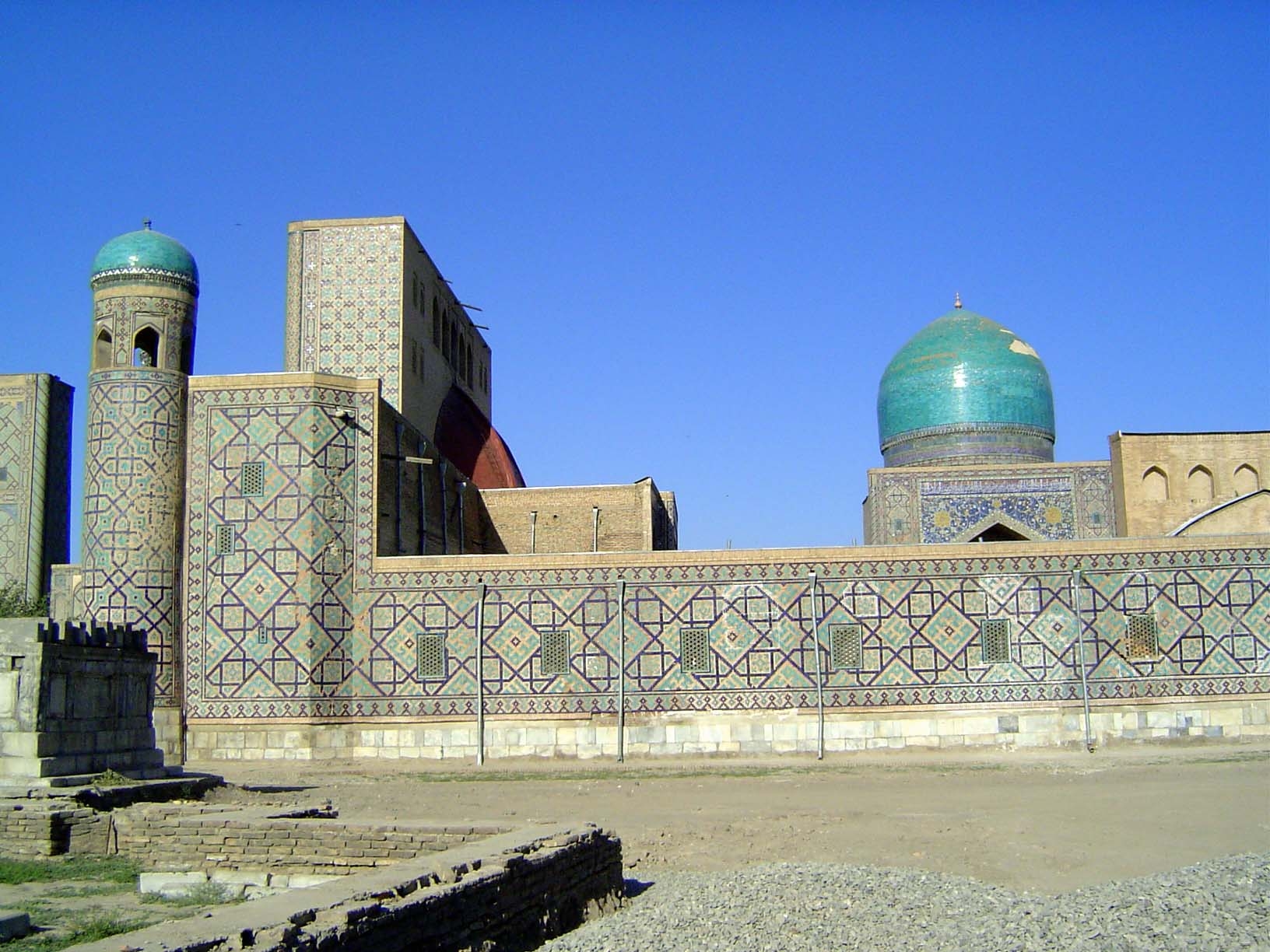 We've come off to the side of the Tillya-Kari mosque. Its domes—not only the main one on the right but the side ones on the main facade—are