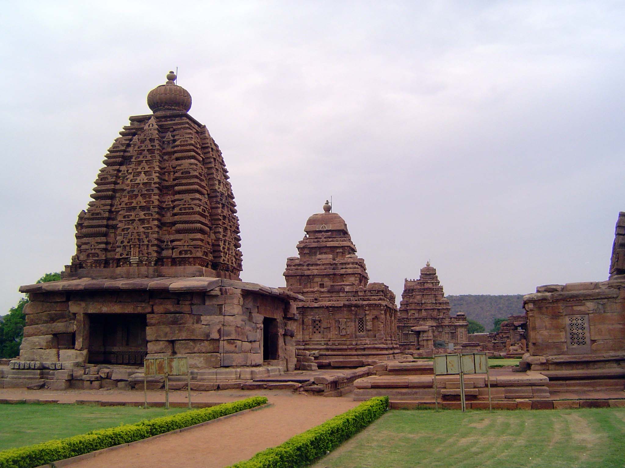 The temple cluster is approximately linear, with the river not more than a hundred yards to the left. The temples in the foreground are the