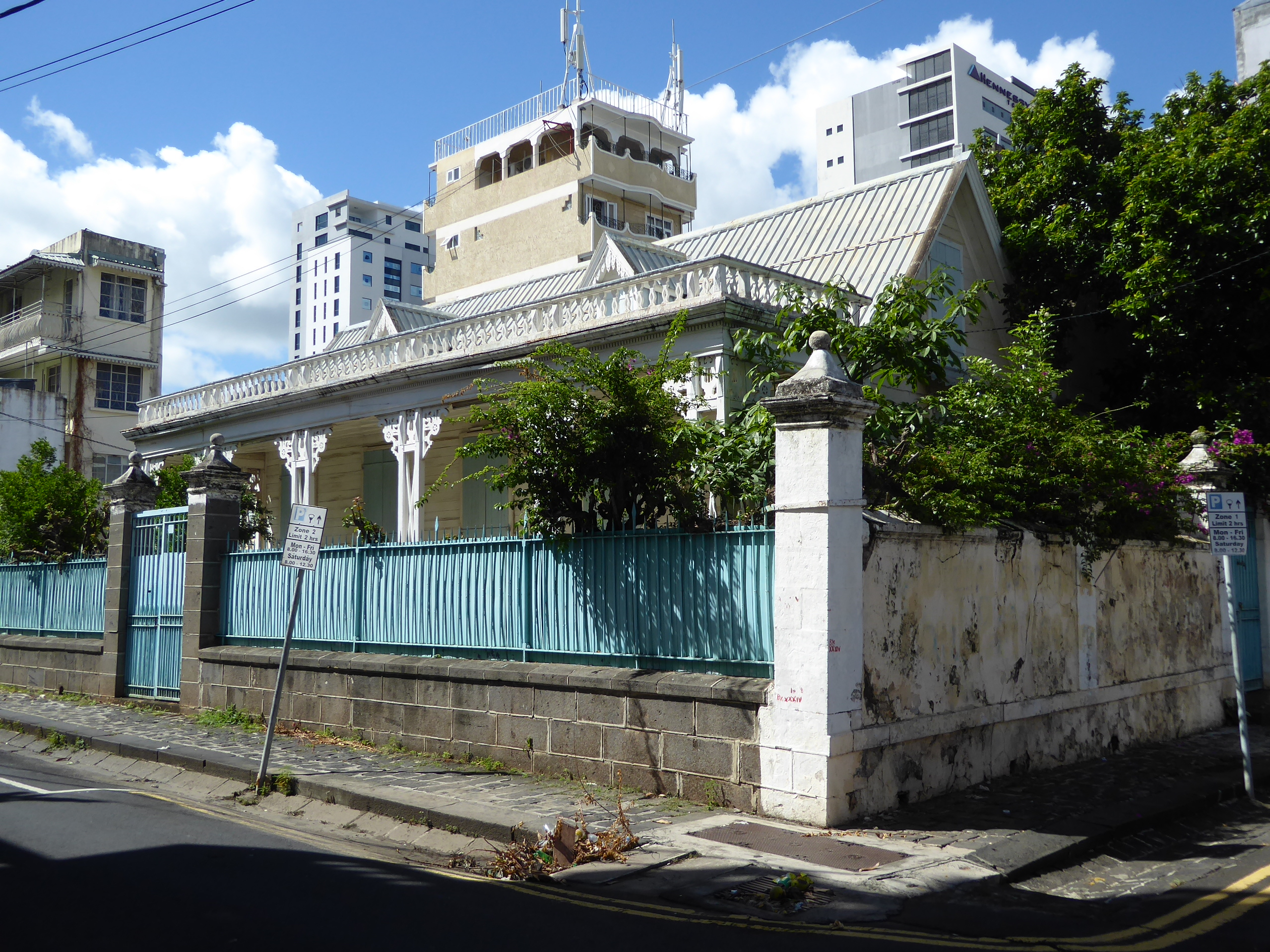 The island's elite was a plantocracy living on estates, and even houses in Port Louis displayed a plantation esthetic. Not many such houses