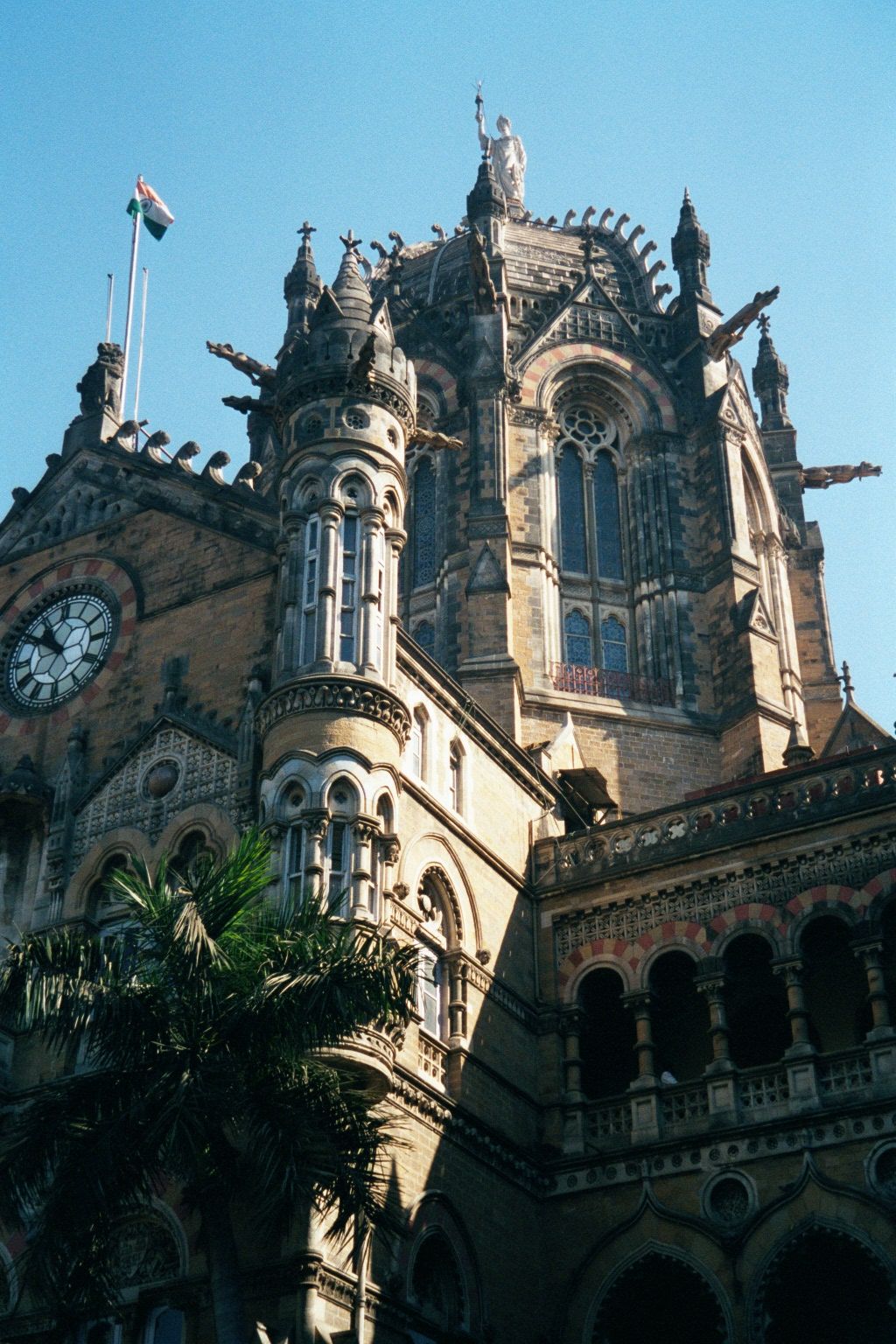 The dome, by the way, is a rarity on Gothic buildings. Andreas Volwahsen, in Splendours of Imperial India 2004, p. 134, suggests that Steven