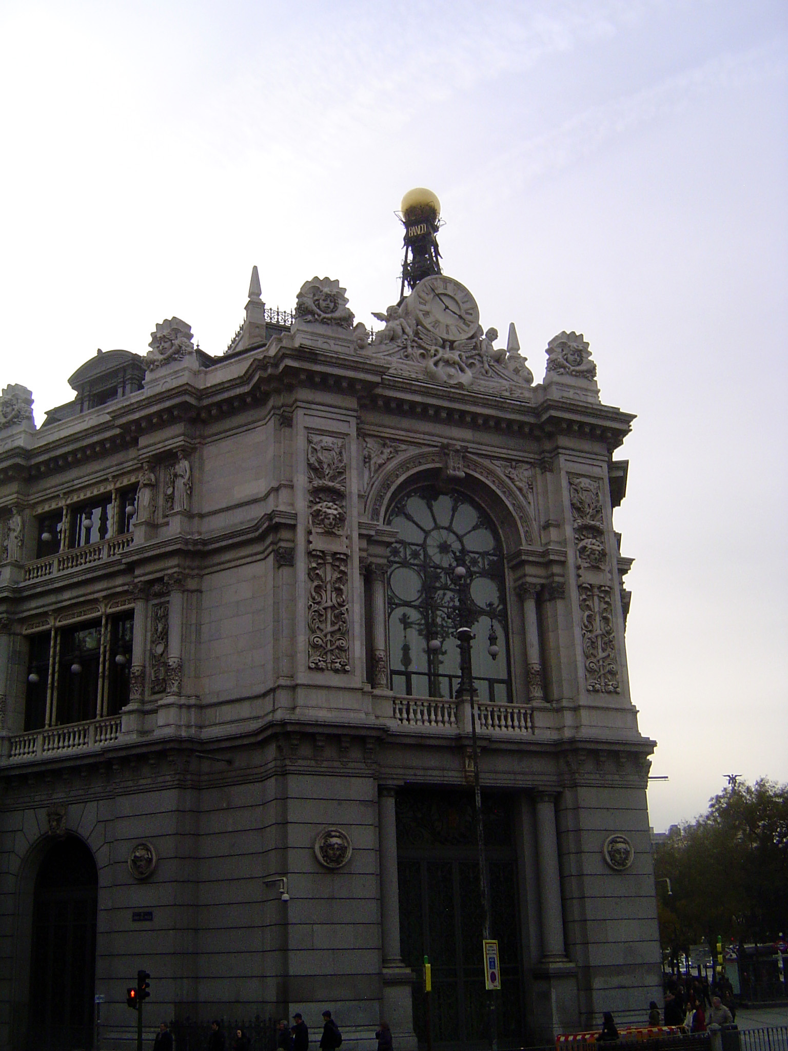Also facing the fountain is the Banco de España, completed in 1891 to a design by Eduardo de Adaro. The bank sits on the site of the former